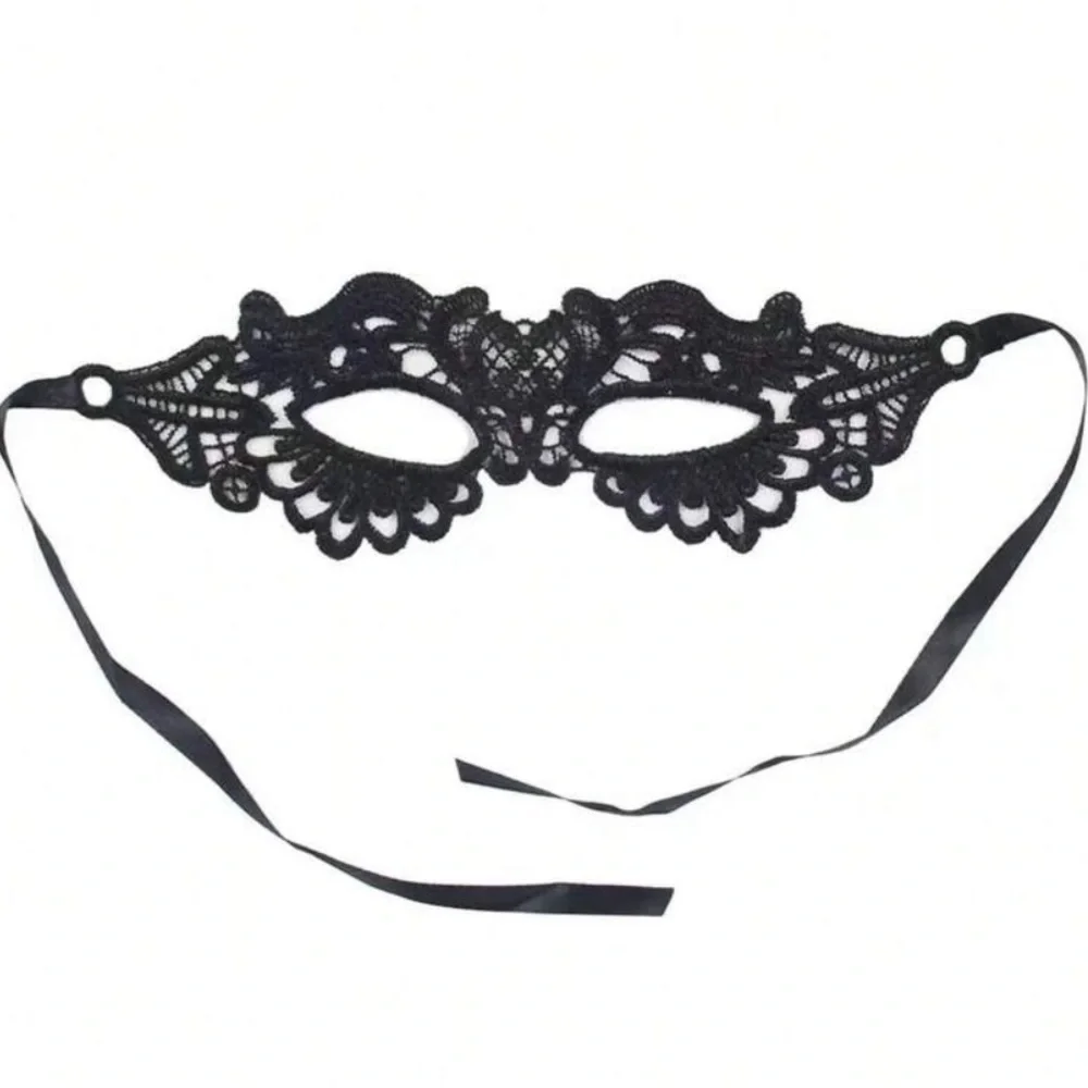 Lace Masquerade Eye Mask in Black